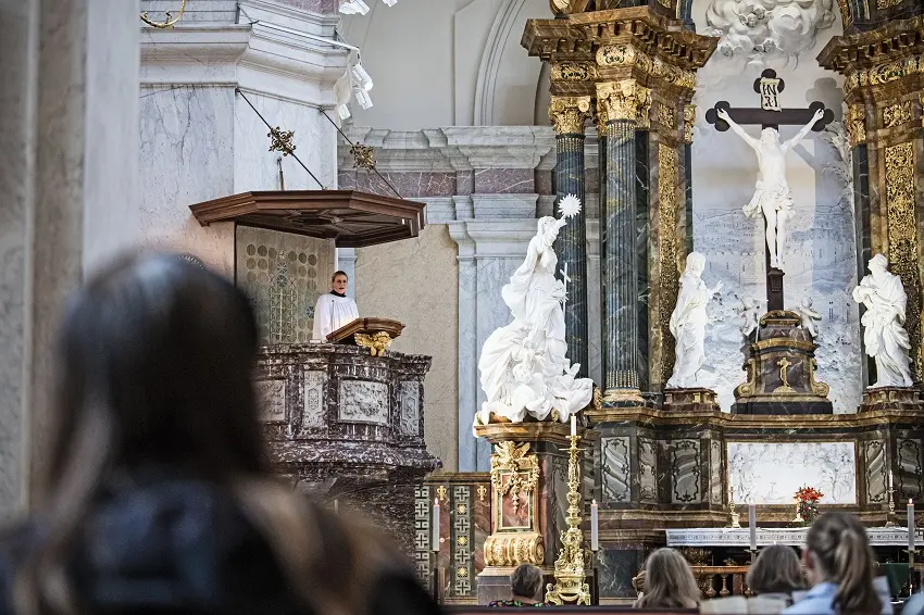 En präst som predikar i Gustaf Vasa kyrka.
