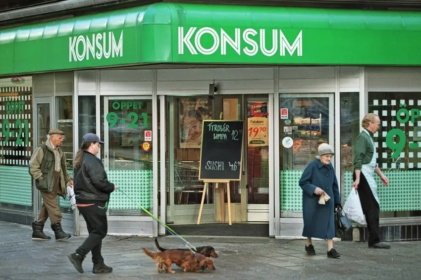 Utsidan av en konsumbutik.