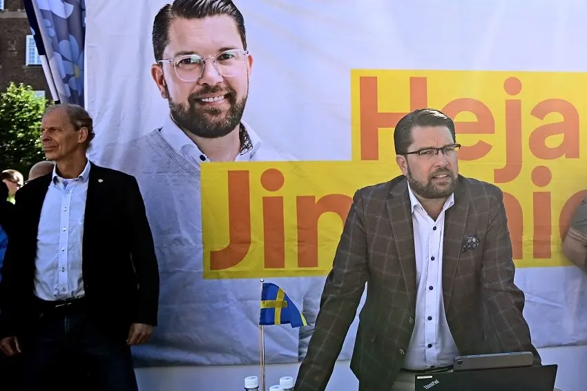 Jimmie Åkesson framför en banderoll med texten "Heja Jimmie" och en bild på Jimmie själv